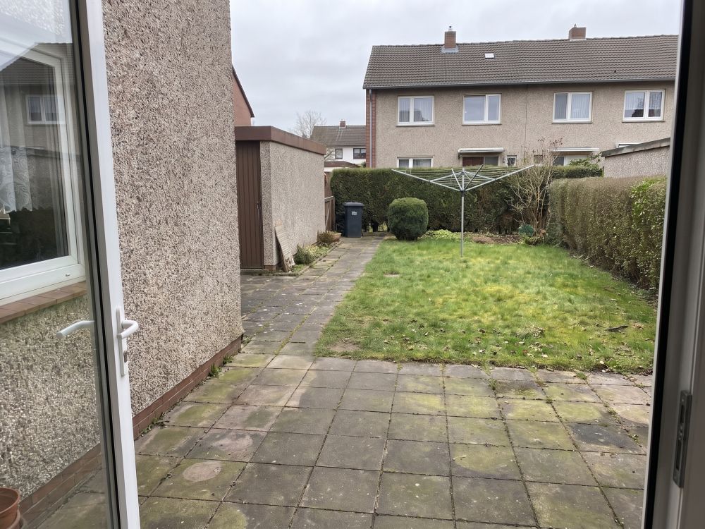 Derselbe Garten aufgeräumt, ohne Gerümpel