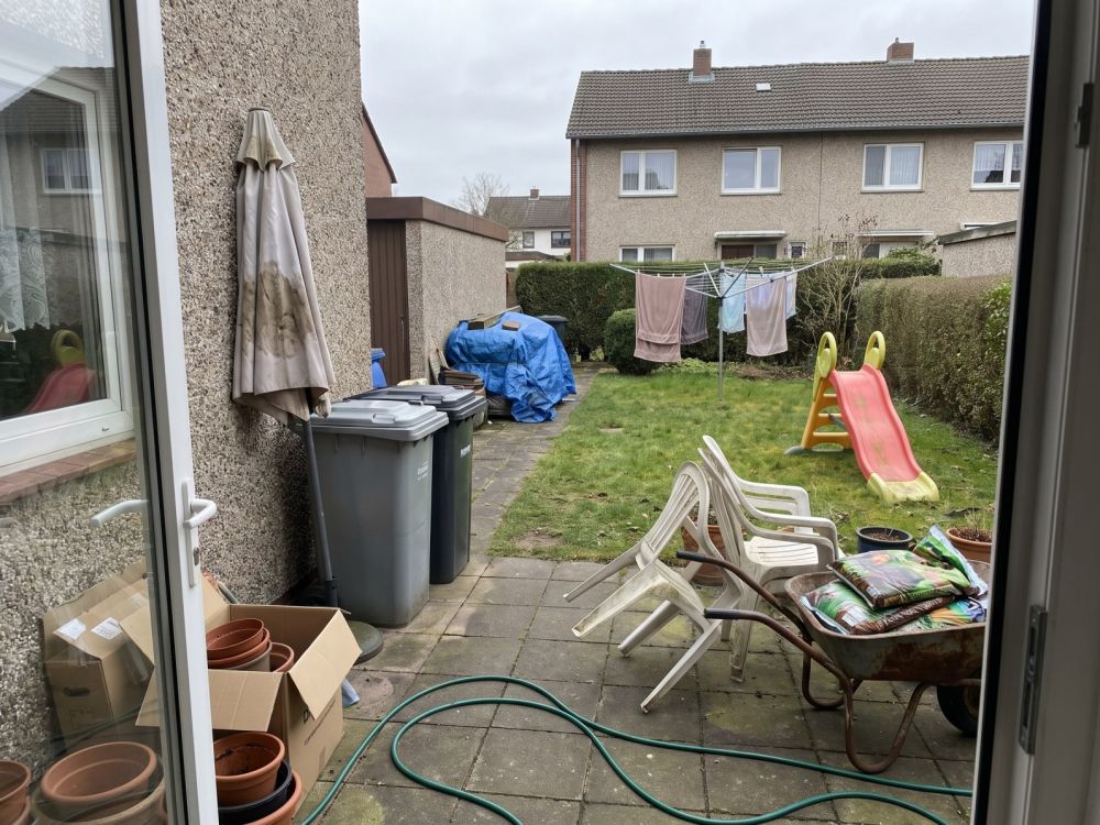 Garten voller Gerümpel, Mülltonnen und Gartengeräte
