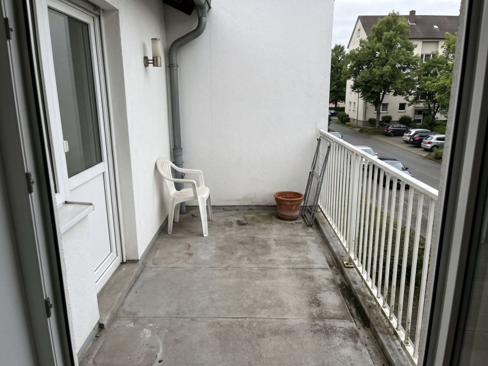 Leerer Balkon mit einem alten Plastikstuhl
