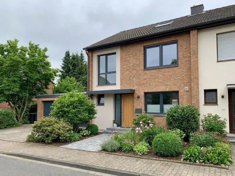 Hausansicht bei bewölktem Himmel