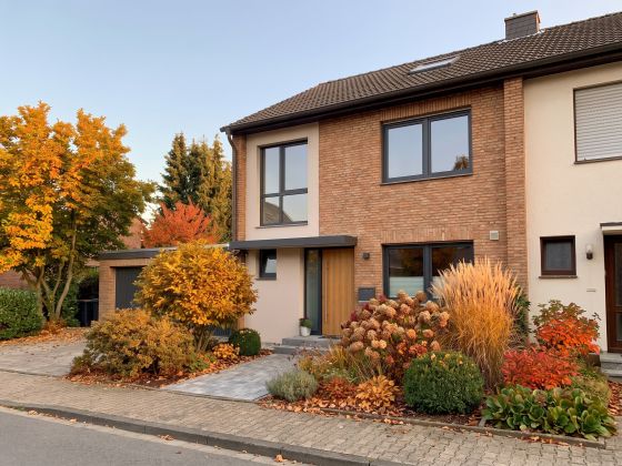 Hausansicht im Herbst mit buntem Laub