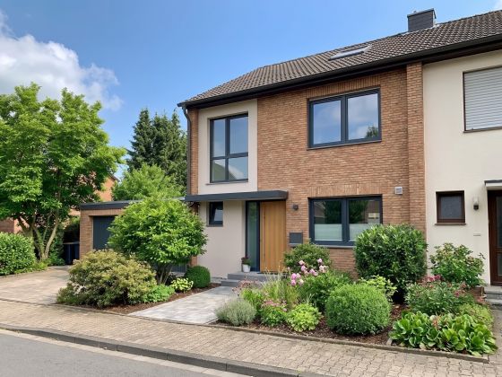 Hausansicht im Frühsommer mit frischem Grün