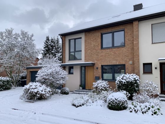Hausansicht im Winter mit Schnee