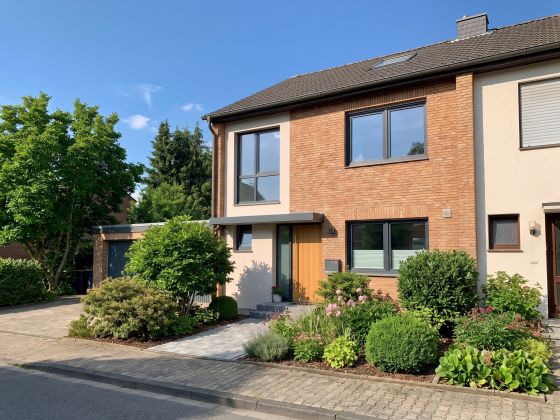Hausansicht im Hochsommer mit dichtem Laub