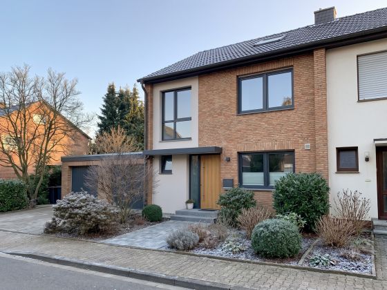 Hausansicht im Winter ohne Schnee